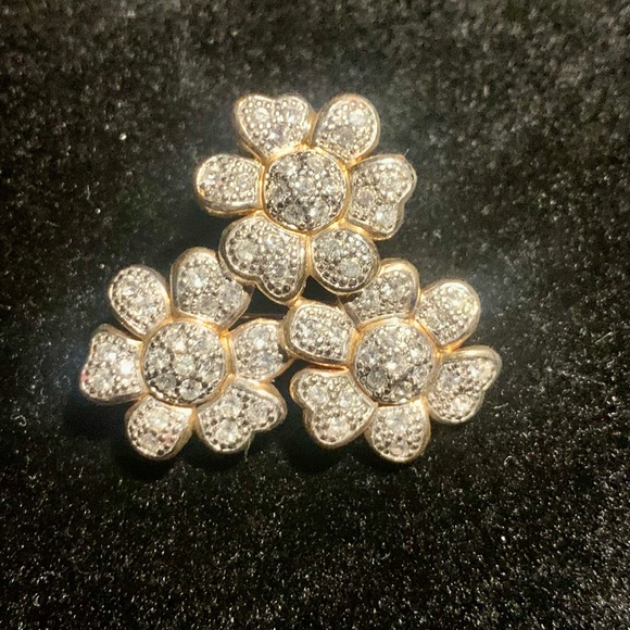 Beautiful Flower Brooch White Stones - Picture 3 of 5